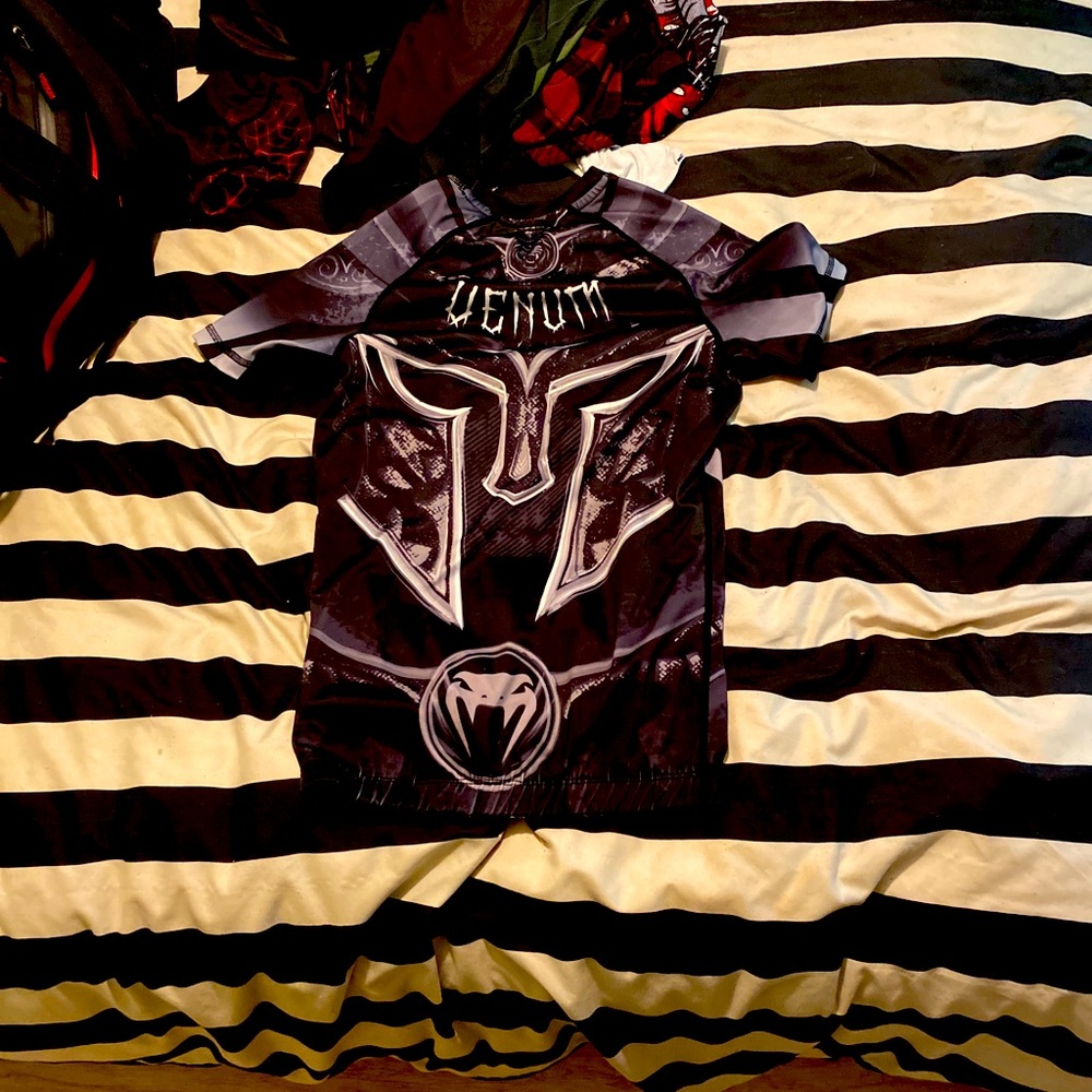 Venum small Rash guard